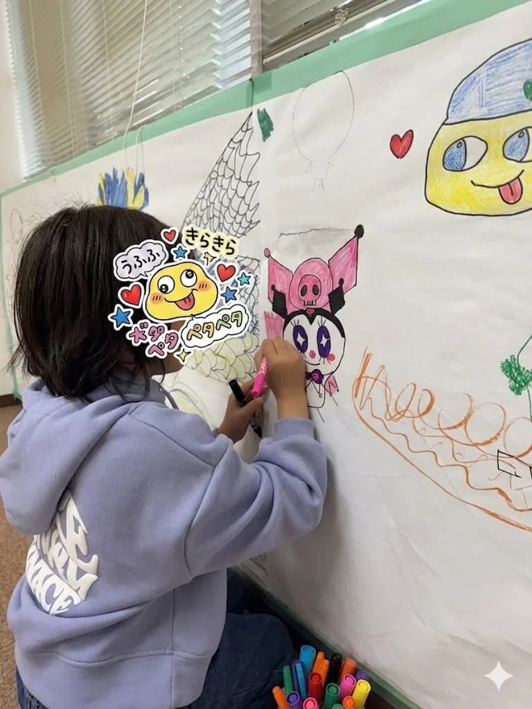 自由時間のお絵描きタイム｜模造紙が広がる創造空間