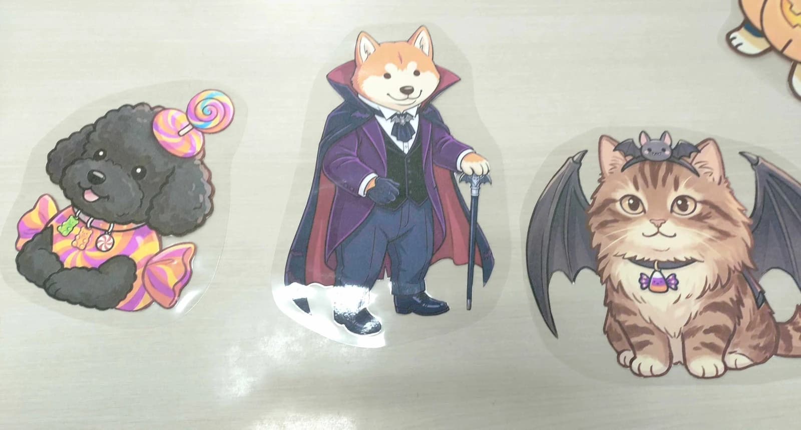 帯広東教室 ハロウィン壁面飾り 準備 — キャンディ姿のプードル、ヴァンパイアの柴犬、コウモリの猫のラミネート加工マスコット（帯広市 学習支援特化型 児童発達支援・放課後等デイサービス）
