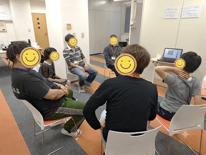 帯広東教室 自己紹介・記憶ゲーム — 輪になって座り順番に話す子どもたち（帯広市 学習支援特化型 児童発達支援・放課後等デイサービス）