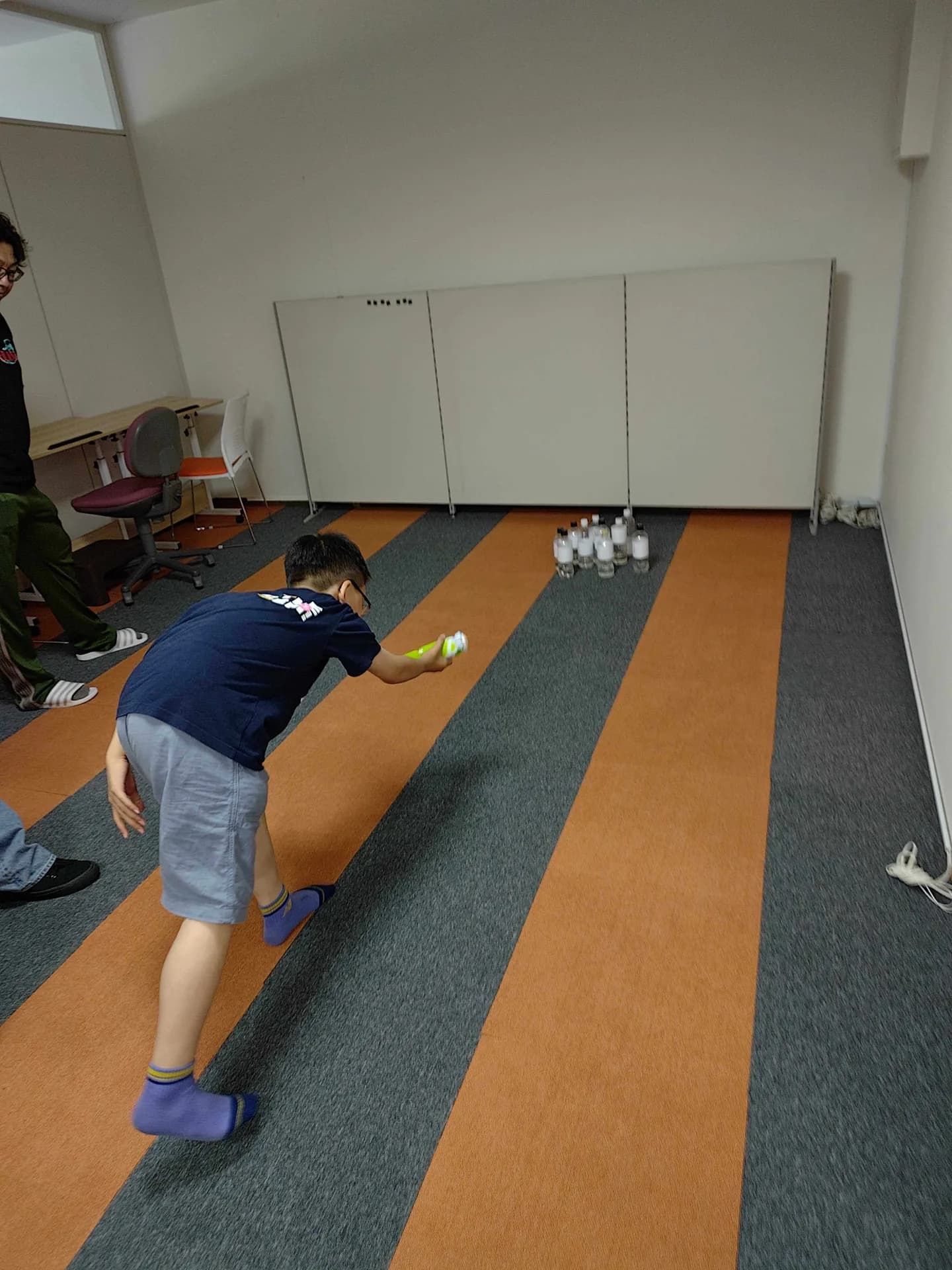 帯広東教室 運動プログラム — ペットボトルボウリングで狙って投げる遊びを通じた協調運動・体幹づくり