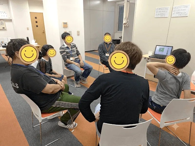 帯広東教室 自己紹介・記憶ゲーム — 輪になって座り順番に話す子どもたち
