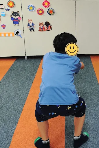 帯広東教室 学習支援 — 算数の合間にスタッフと一緒にスクワットでリフレッシュする子ども