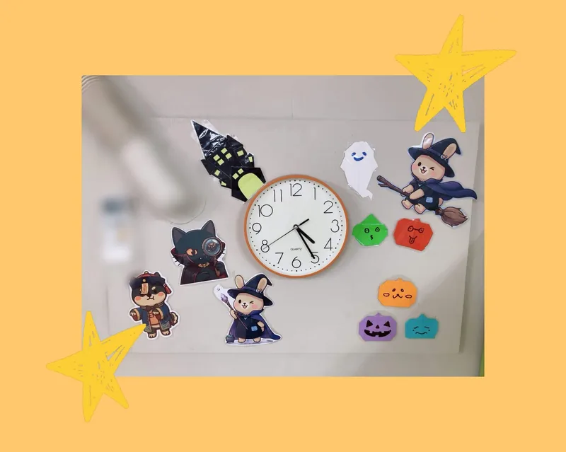 真田山教室 ハロウィン掲示物 — 折り紙のオレンジ・紫かぼちゃが追加された壁かざり