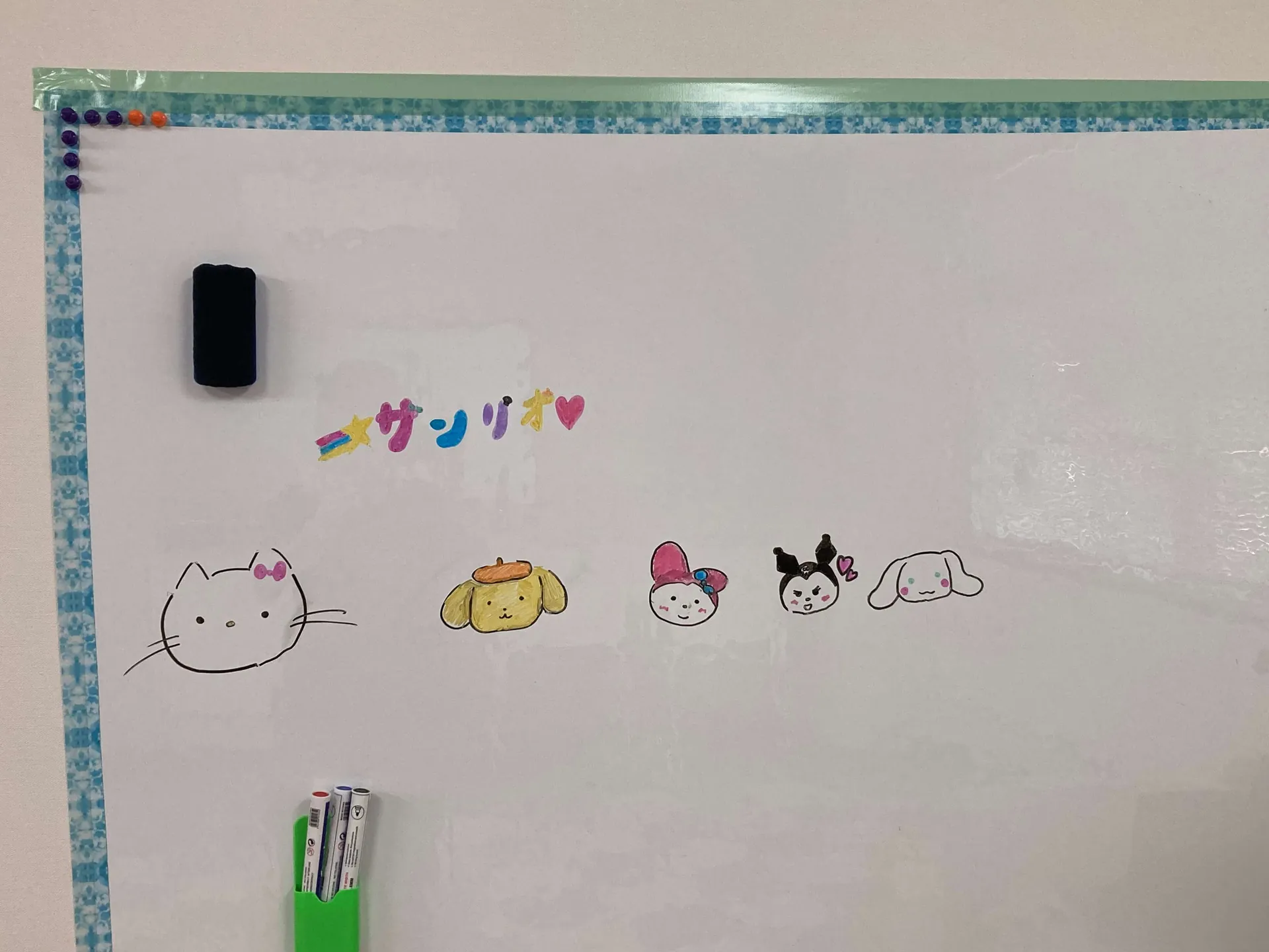 ホワイトボードにサンリオキャラクターのお絵かき