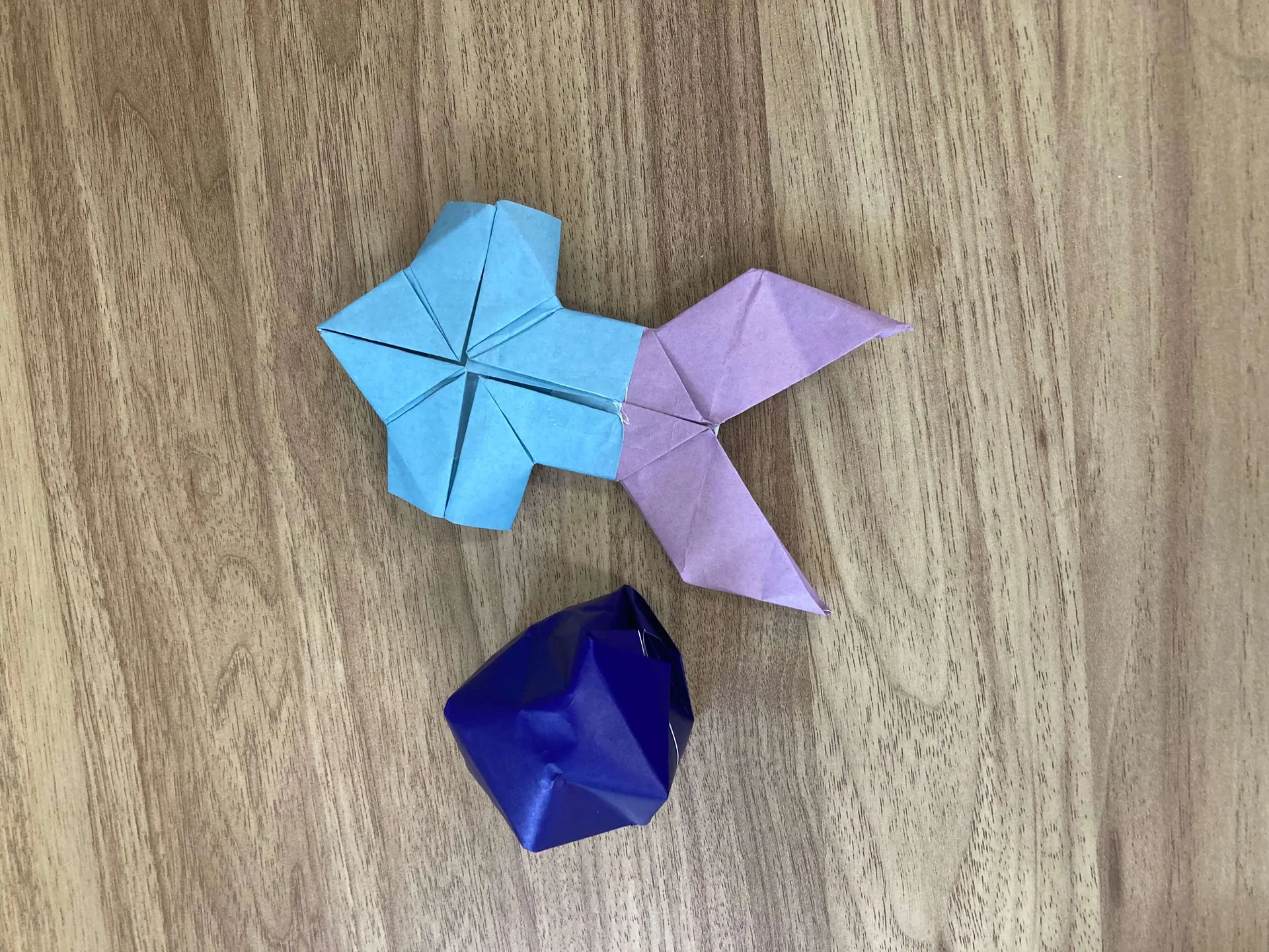 折り紙で作った金魚と紙風船